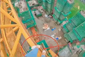 小邱妹式悲剧差点再上演，塔吊女司机在大臂外缘拍视频，吓坏网友图片