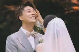 “递话筒的女孩”身份曝光，沈涛大婚感动到哭，新娘为其擦拭眼角图片
