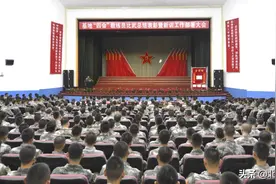 专业范儿！训练新兵他们“样样会”图片