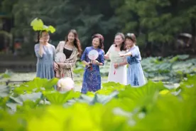 看她们如何在清风夏荷里，拍出自然淡雅的照片？图片