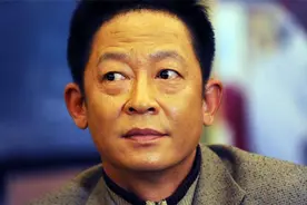 王志文的浪荡情史，换了七任女友，最后竟然娶了一个富婆图片