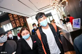 山东鲁能四名国脚抵达国家队，王大雷潮装吸引眼球，情商爆表图片