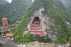 航拍：贵州一山峰腹藏400年古刹！可容万人参禅图片