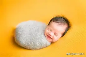 新生儿在月子之中可以喂白开水吗？今天，育儿专家来告诉各位答案图片