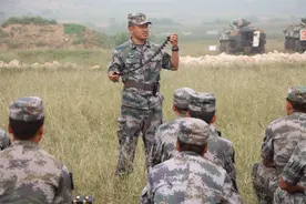 报告“连长”！实弹射击前准备完毕图片