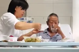 山东一老人住院，两个女儿一个喂饭，一个嘘寒问暖，场面非常暖心图片