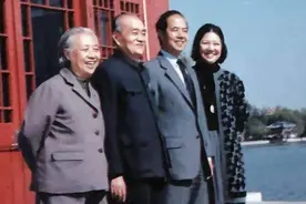 胡乔木填了一首《沁园春》，毛主席改动了最后四句，堪称神来之笔图片