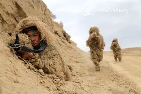 这伪装绝了！新疆军区侦察兵穿吉利服与沙土融为一体图片