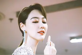 “金牌主持人”王冠太美，穿钻石礼服裙秀超模腿，“婴儿肌”亮了图片