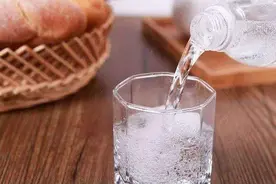 痛风了，长期喝苏打水能把尿酸降下来？医生辟谣和您聊聊碳酸氢钠图片