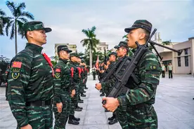 “我现在将钢枪交付与你，望你爱装如生命…”——武警特战队员举行退伍老兵枪支交接仪式图片
