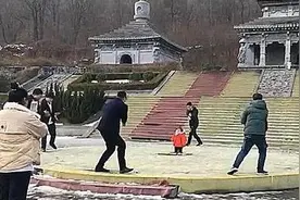 8个舅舅围着一个外甥女玩，场面很是童话，网友：以后老公有压力图片