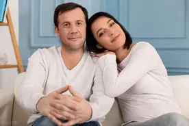 出差归来老婆不在家，打电话问她在哪，老婆：这么晚了肯定在家呀图片