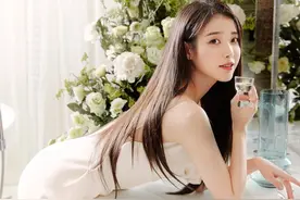 李知恩穿睡裙拍美照，上半身近乎完美，一看到脚踝，网友：好丑图片