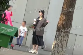 王雷妻子李小萌现身，36岁孕期身材显臃肿，曾曝二胎想要女儿图片