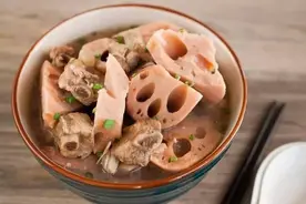 湖北地方的特色“排骨藕汤”，熬出的是浓浓的乡情图片