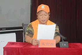 侍奉母亲无怨无悔 诠释“孝道”不褪军绿图片