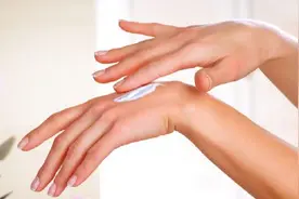 手部粗糙皱纹多怎么办？教你一个护手方法，一周还你婴儿般肌肤视频封面