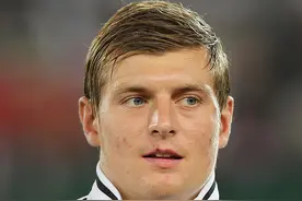 足球场上的“橄榄球队”：最强壮11人组成的球队 真的都是球员？图片