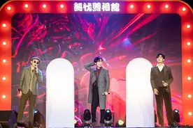 音乐剧“宝藏男孩”现身上海大世界演艺夜市，首唱专辑《LOOP》新歌图片