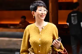 老年人别总烫小卷发型，三位60岁时髦奶奶的减龄发型，非常洋气图片