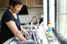 凌晨2点起来挖潭取水的日子结束了！余杭2.3万户山区群众喝上了清澈的放心水图片