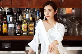 胡歌被亲到吐，张嘉译的嘴被吻到肿，人送外号“吻戏一姐”图片