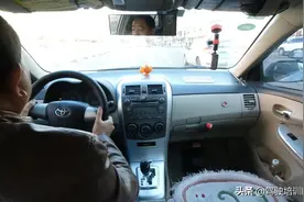 怎样在城市道路上超越汽车图片