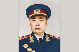 美丽的姑娘让他心神摇动，彻底难眠，他用情诗让她敞开爱情之门图片