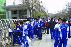家长：不到点学生就不能进校，一刀切的入校时间谁规定的？图片