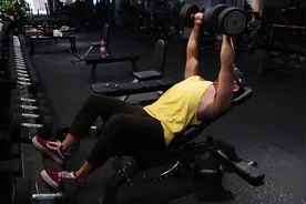 上斜哑铃卧推，3种最容易犯的错误，让你的上侧肌胸没有感觉图片