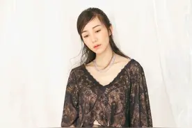 韩雪穿搭造型很高级，黑色蕾丝上衣搭配同色系半身裙，这气质绝了图片