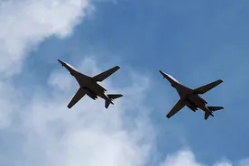 中俄巡航第二天，2架B1B闯入南海，韩媒：可挂核武器信号强烈图片