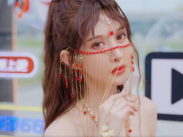 ChinaJoy王羽杉红衣亮相，异域风情唯美演绎，现场还有奥特曼