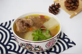 鲜美的鸡汤，搭配上浓香的山药，喝上一口就暖暖的，营养又健康图片
