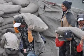 一群扛水泥的大姐，却和男人拼起了体力，发人深思图片