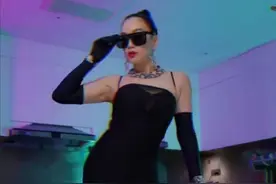 50岁钟丽缇近况曝光，穿紧身黑裙大秀S型曲线，身材火辣似少女图片