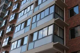 高层住户安装窗户有说法，外开窗虽然方便，隐患却不少图片