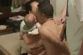 抢劫致人死亡潜逃21年落网跪别妻儿，对话嫌疑人：曾打算等儿大了陪着自首，用自己的亲身经历教育娃娃图片