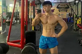 26岁厦门健身教练，有颜值有肌肉，倒三角身材很吸睛图片