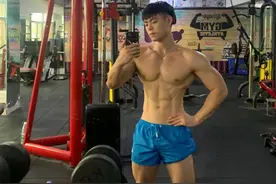 26岁厦门健身教练，有颜值有肌肉，倒三角身材很吸睛图片