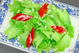 蒜蓉苦瓜想要不苦，看专业厨师长分享2个技巧，苦瓜微苦不变色图片