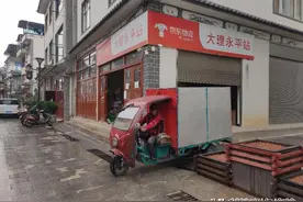 快递小哥送货路上捡了一个“女儿”…图片