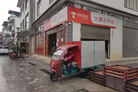 快递小哥送货路上捡了一个“女儿”…图片