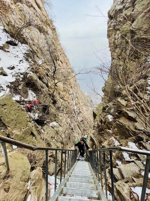郑州驴友徒步经典户外线路，万丈梯刀背山穿越小长城黄金大草原