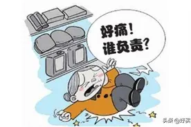 大妈公园散步摔倒，家属理赔被拒，法院：你们还有没有良心？快赔图片