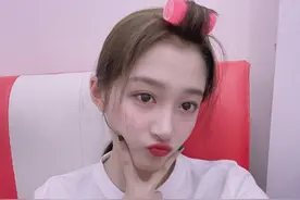 关晓彤绿洲送九宫格自拍福利，长发披肩卖萌展少女灵动图片