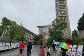 火爆！南京一大波家长学生冒雨涌到这所学校图片