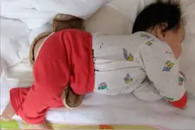 宝宝一睡觉就满头汗珠子，是身体虚弱还是缺钙？原因家长别忽视图片