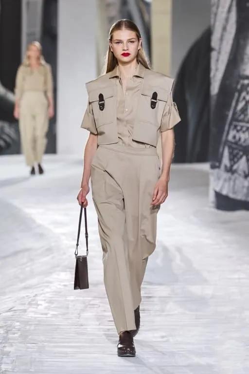 女明星秋季撞衫的第一件单品，我再也不说它鸡肋了